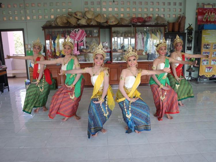 รำหน้าสรีระ พระอธิการทองบาง จันทศรีโร เจ้าอาวาสวัดสร้อยฟ้า ณ วัดสร้อยฟ้า ต.สร้อยฟ้า อ.โพธาราม จ.ราชบุรี