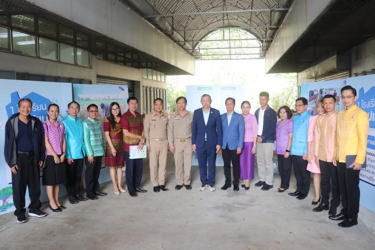 ร่วมให้การต้อนรับ พลตำรวจเอกเพิ่มพูน ชิดชอบ รัฐมนตรีว่าการกระทรวงศึกษาธิการ พร้อมด้วยคณะผู้บริหารระดับสูงของกระทรวงศึกษาธิการ ณ โรงเรียนมหาราช 7 