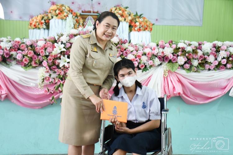 พิธีมอบประกาศนียบัตรให้แก่นักเรียนที่สำเร็จ การศึกษาระดับชั้นมัธยมศึกษาปีที่ 3 และนักเรียนชั้นมัธยมศึกษาปีที่ 6 ประจำปีการศึกษา 2565