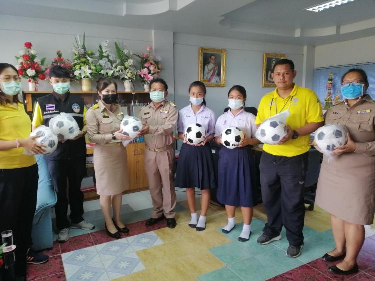 เจ้าหน้าที่พลศึกษาประจำอำเภอปากท่อมอบอุปกรณ์การเรียน​และทดสอบสมรรถภาพร่างกายของนักเรียนชั้นมัธยมศึกษาปีที่​ 2
