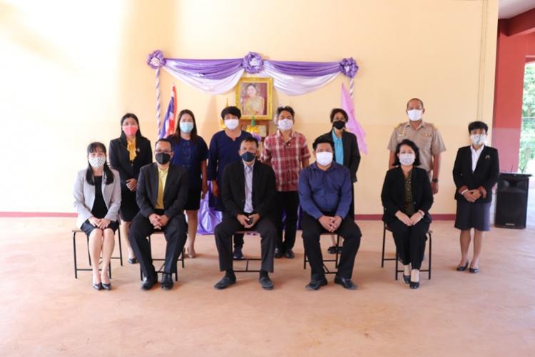 ออกตรวจเยี่ยมการเตรียมความพร้อมในการจัดการเรียนการสอน เพื่อรองรับการเปิดภาคเรียนที่ 1 ปีการศึกษา 2563 โดยดำเนินการให้สอดคล้องกับสถานการณ์การแพร่ระบาดของโรคติดเชื้อไวรัสโคโรนา 2019 (COVID-19) ณ โรงเรียนทองผาภูมิวิทยา