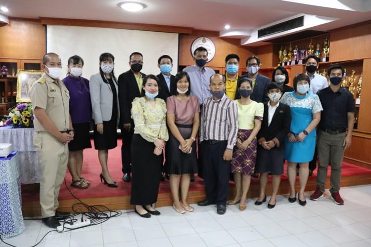 ออกตรวจเยี่ยมการเตรียมความพร้อมในการจัดการเรียนการสอน เพื่อรองรับการเปิดภาคเรียนที่ 1 ปีการศึกษา 2563 โดยดำเนินการให้สอดคล้องกับสถานการณ์การแพร่ระบาดของโรคติดเชื้อไวรัสโคโรนา 2019 (COVID-19) ณ โรงเรียนร่มเกล้า กาญจนบุรี