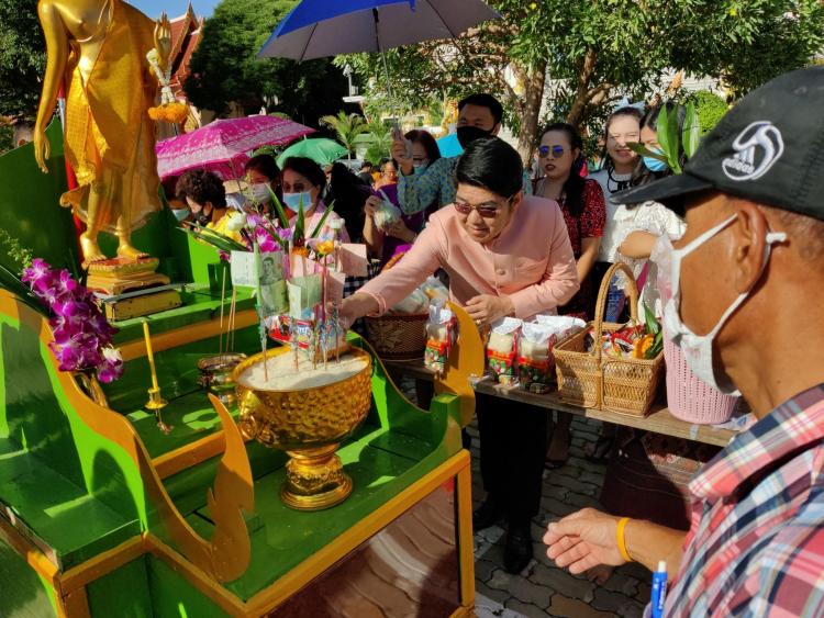 ทำบุญตักบาตรวันออกพรรษา
