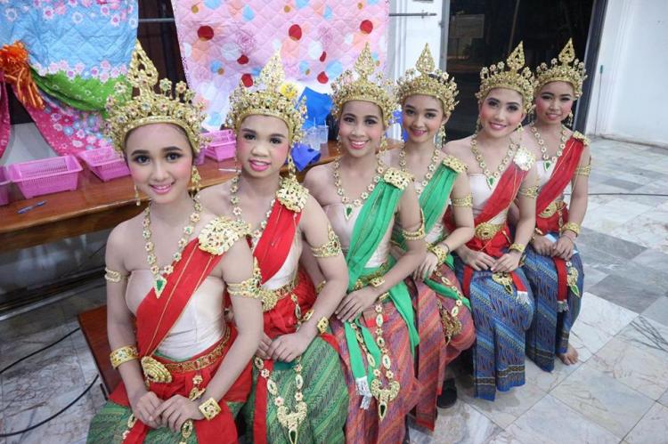 กลุ่มสาระการเรียนรู้ศิลปะ นำนักเรียนนาฏศิลป์ ไปร่วมแสดงงานสวดพระอภิธรรมศพ คุณป้าของครูอรรถวุฒิ เอมโกษา ณ วัดบางจาก อ.อัมพวา จ.สมุทรสงคราม