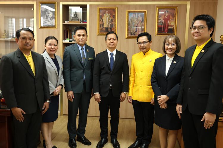 เข้าขอพร ดร.พัฒนะ พัฒนทวีดล รองเลขาธิการคณะกรรมการการศึกษาขั้นพื้นฐาน ดร.ธีร์ ภวังคนันท์ รองเลขาธิการคณะกรรมการการศึกษาขั้นพื้นฐาน เนื่องในโอกาสศุภมงคลสมัยขึ้นปีใหม่ 2568