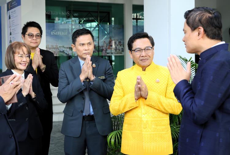 เข้าขอพร ดร.ภูธร จันทะหงษ์ ปุญยจรัสธำรง ผู้ช่วยเลขาธิการคณะกรรมการการศึกษาขั้นพื้นฐาน เนื่องในโอกาสศุภมงคลสมัยขึ้นปีใหม่ 2568