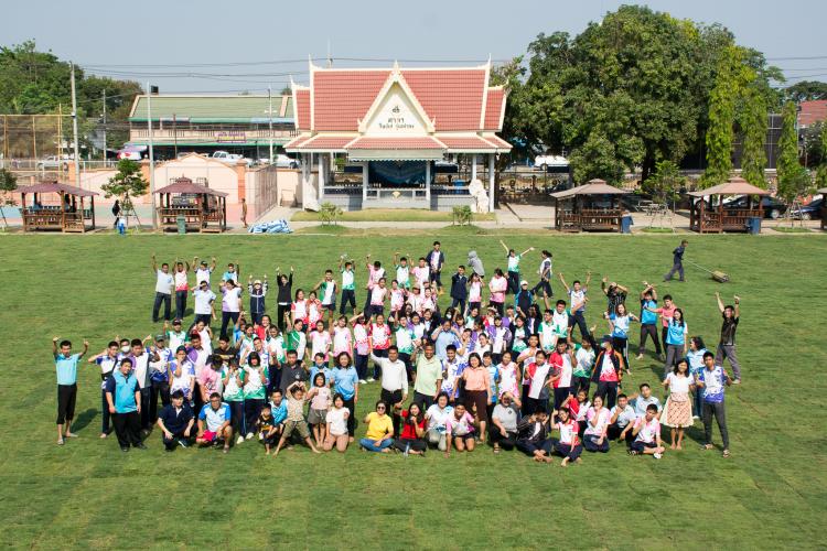 กิจกรรม ปูหญ้าสนามกีฬาโรงเรียนรัตนราษฎร์บำรุง 