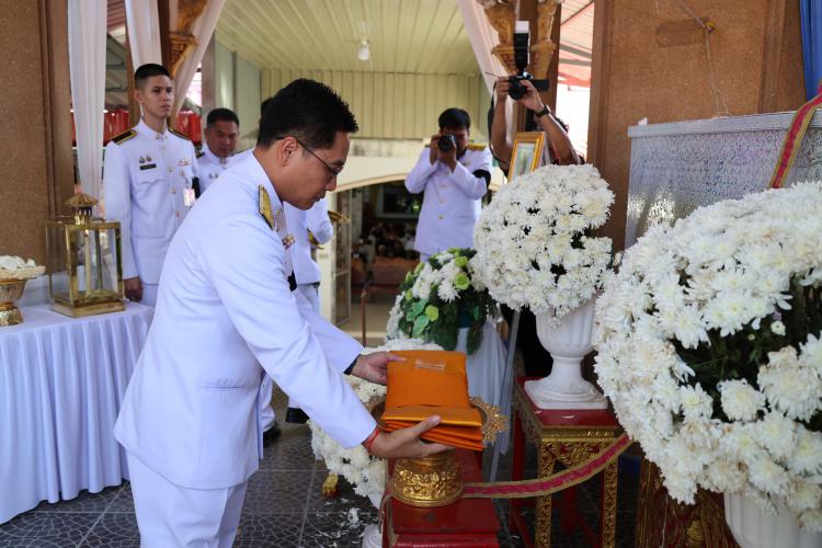 ประธานในพิธีพระราชทานเพลิงศพเป็นกรณีพิเศษ คุณแม่ระเบียบ ทองลิ่ม มารดาของ นายไพโรจน์ ทองลิ่ม ข้าราชการครูโรงเรียนคุรุราษฏร์รังสฤษฏ์