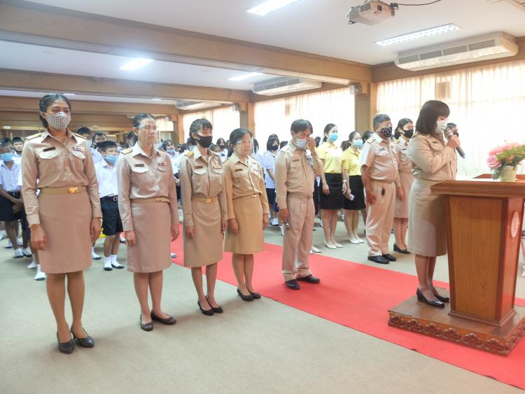 23 กรกฎาคม 2563 นางสาวโสภา ขำเจริญ ผู้อำนวยการโรงเรียน คณะครู และนักเรียนร่วมกันถวายสัตย์ปฏิญาณเนื่องในโอกาสวันเฉลิมพระชนมพรรษาสมเด็จพระเจ้าอยู่หัวมหาวชิราลงกรณ บดินทรเทพยวรางกูร