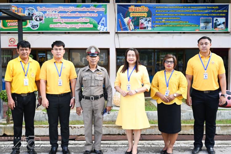 การให้ความรู้เกี่ยวกับกฎหมายจากเจ้าหน้าที่ตำรวจ สภ.จอมบึง เพื่อความปลอดภัยของนักเรียน 