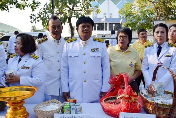 พิธีทำบุญตักบาตร เนื่องในโอกาสวันคล้ายวันเฉลิมพระชนมพรรษาพระบาทสมเด็จพระปรมินทรมหาภูมิพลอดุลยเดช บรมนาถบพิตร วันชาติ และวันพ่อแห่งชาติ พุทธศักราช 2561