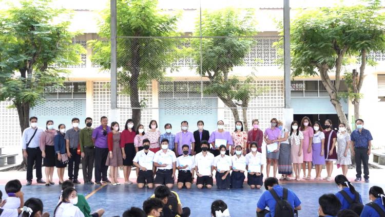 นักเรียนที่ได้รับทุนการศึกษาและเกียรติบัตร โครงการบอกโทษเกินร้อย ชิงทุนเกินล้าน หัวข้อโทษของกัญชาและยาเสพติด  จาก D NEW MEDIA