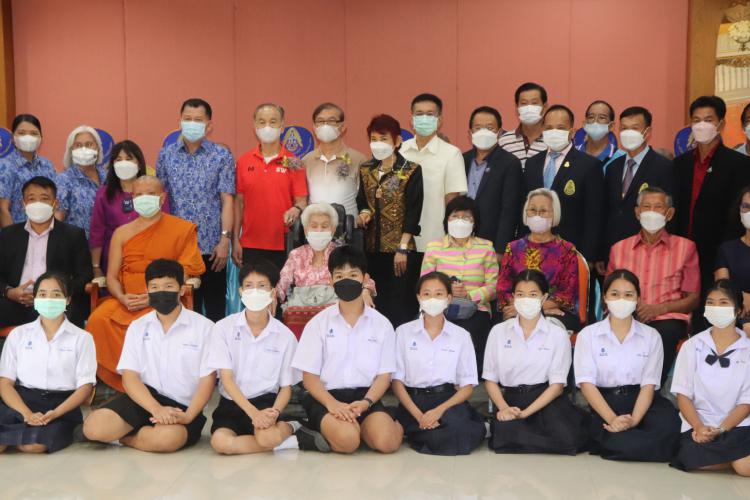  ร่วมงานวันคล้ายวันสถาปนาโรงเรียนสายธรรมจันทร์ และพิธีเปิดป้ายสะพานทางเชื่อมอาคารเรียน