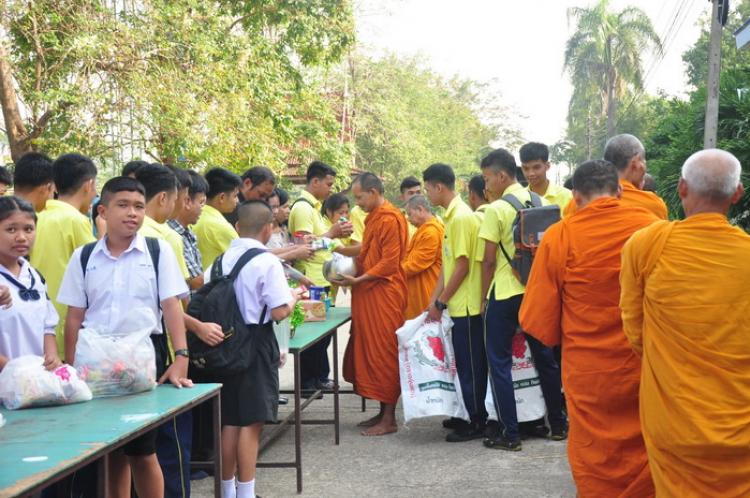 พิธีทำบุญตักบาตร เนื่องในโอกาสวันคล้ายวันเฉลิมพระชนมพรรษาพระบาทสมเด็จพระปรมินทรมหาภูมิพลอดุลยเดช บรมนาถบพิตร วันชาติ และวันพ่อแห่งชาติ พุทธศักราช 2561