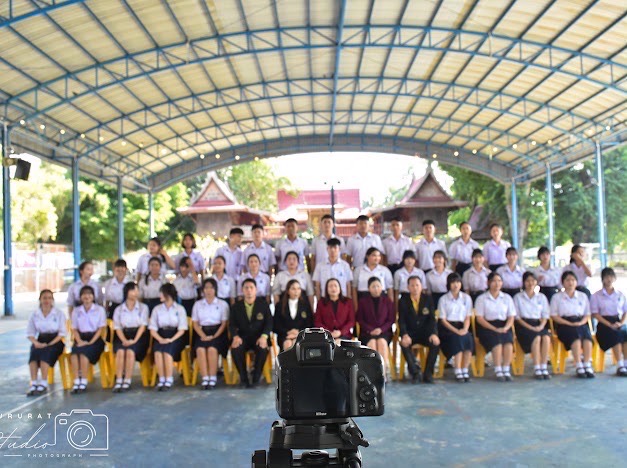 บรรยากาศถ่ายภาพรวมคณะผู้บริหาร ครู และนักเรียนชั้น ม.3 และม.6 ที่กำลังจะจบการศึกษาในปีการศึกษา 2566