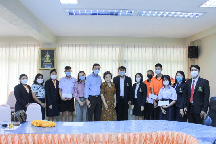 นายแพทย์พรเทพ พงศ์ทวิกร และครอบครัว มอบทุนการศึกษา