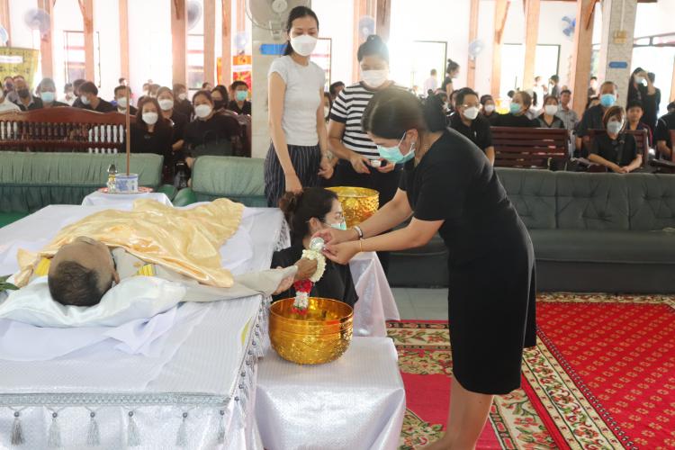 พิธีรดน้ำศพ ผอ.เจษฎา ธีระตระกูล ผู้อำนวยการโรงเรียนหนองโพวิทยา ที่ได้เสียชีวิตอย่างสงบ จัดพิธีบำเพ็ญกุศลศพ ณ วัดสามัคคีธรรม ตำบลโพหัก อำบางแพ จังหวัดราชบุรี