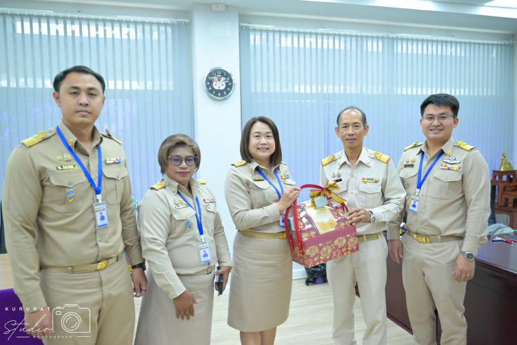  การมอบกระเช้าสวัสดีปีใหม่ ท่านคณะกรรมการสถานศึกษา อดีตครูผู้เกษียณอายุราชการ หน่วยงานและผู้มีอุปการคุณกับทางโรงเรียน