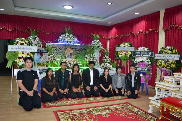 วางพวงหรีด และร่วมฟังสวดพระอภิธรรมศพ  ศพ  มารดาของภรรยา นายอนุชา  ใจดี  พนักงานขับรถยนต์ สำนักงานเขตพื้นที่การศึกษามัธยมศึกษาเขต 8
