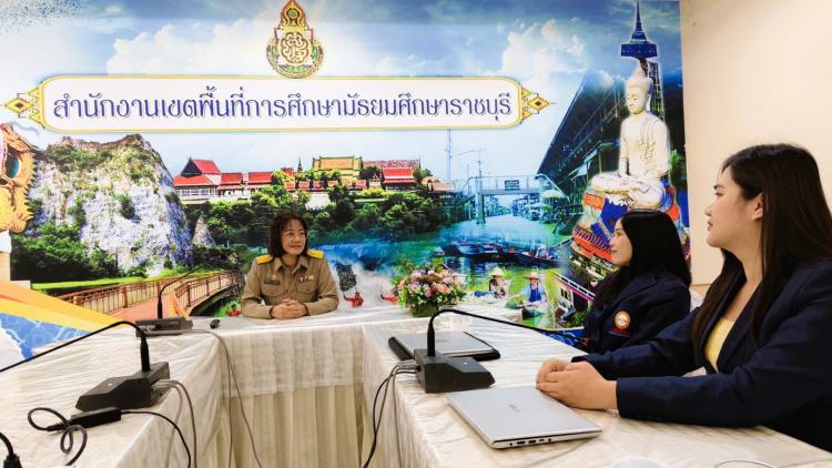รองผู้อำนวยการสำนักงานเขต ให้ความรู้เกี่ยวกับบทบาทหน้าที่ของผู้บริหารในสำนักงานเขตพื้นที่การศึกษา กับนักศึกษาระดับปริญญาโท