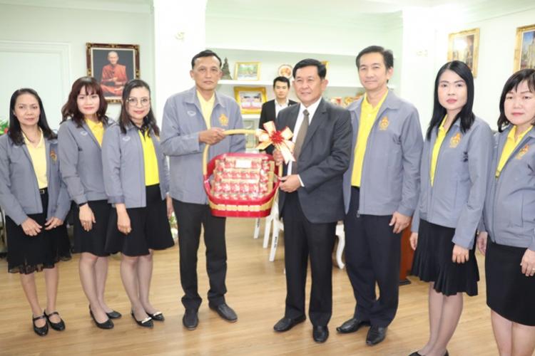 มอบกระเช้าอวยพร และรับพรปีใหม่ เลขาธิการคณะกรรมการการศึกษาขั้นพื้นฐาน กระทรวงศึกษาธิการ (เลขาธิการ กพฐ.)