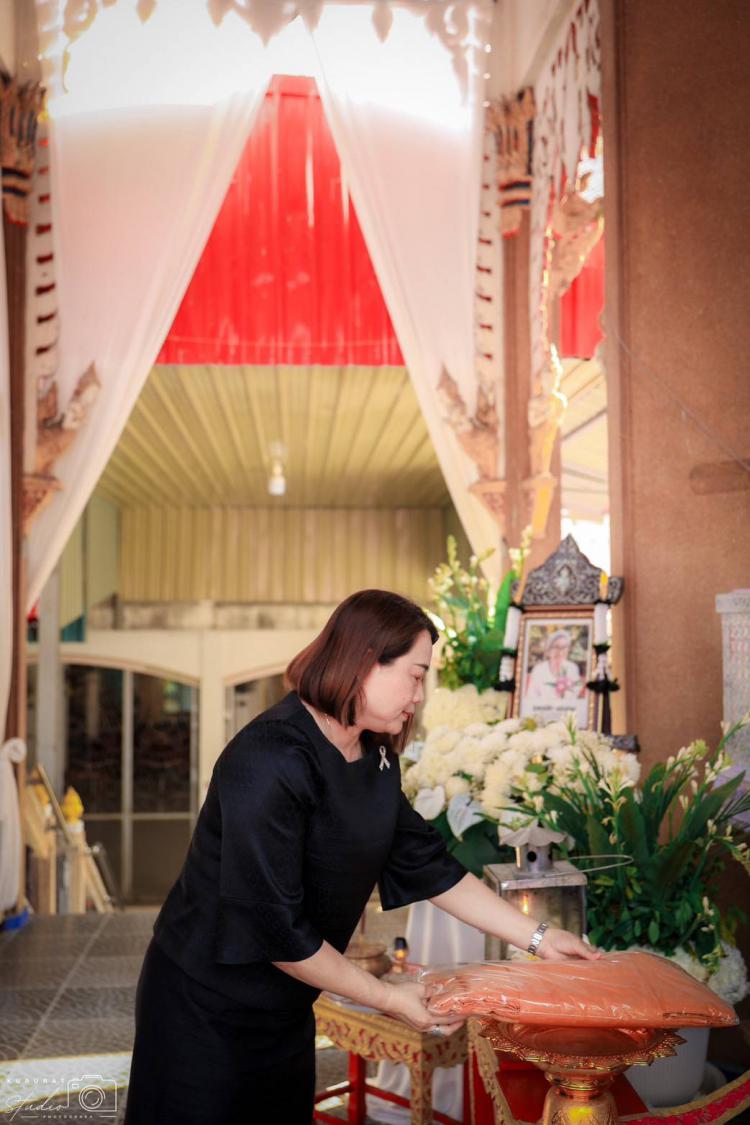 การร่วมเป็นเจ้าภาพฟังสวดพระอภิธรรม และร่วมงานฌาปนกิจ คุณแม่ขำ แสงอ่อน มารดาของคุณครูสกาว แสงอ่อน