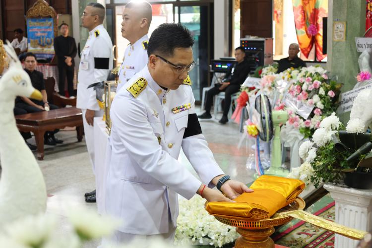 ประธานในพิธีพระราชทานเพลิงศพเป็นกรณีพิเศษ คุณพ่อเชิง  สินบัว บิดาของ นางกลอยใจ ทองลิ่ม อดีตข้าราชการครูโรงเรียนโพธาวัฒนาเสนี