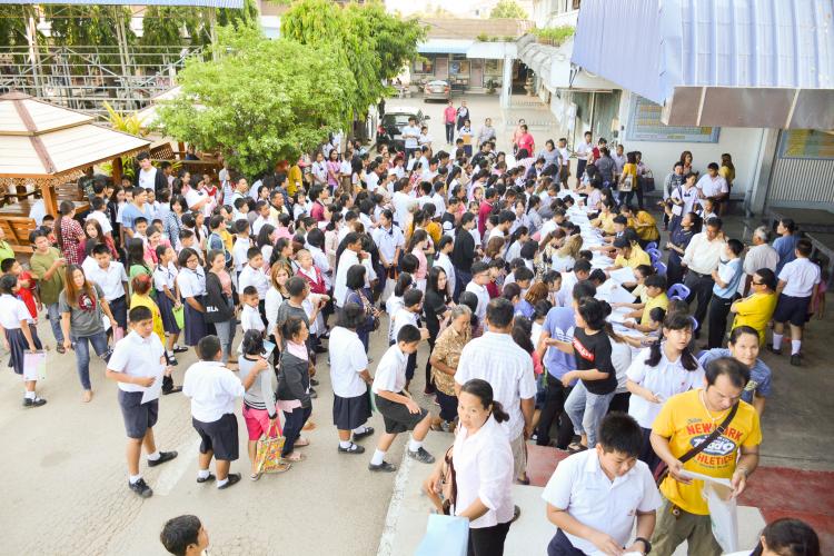 ภาพการมอบตัวและประชุมผู้ปกครองนักเรียนชั้นมัธยมศึกษาปีที่ 1  และ นักเรียนชั้นมัธยมศึกษาปีที่ 4