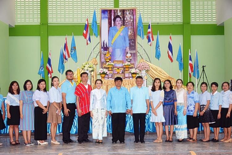 พิธีถวายเครื่องราชสักการะและจุดเทียนถวายพระพรชัยมงคล สมเด็จพระนางเจ้าสิริกิติ์ พระบรมราชินีนาถ ในรัชกาลที่ ๙ โรงเรียนสวนผึ้งวิทยา