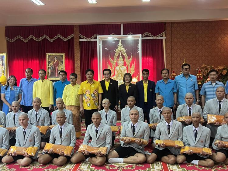 พิธีมอบผ้าไตรบรรพชาสามเณรเฉลิมพระเกียรติ ถวายเป็นพระราชกุศลแด่พระบาทสมเด็จพระเจ้าอยู่หัว สมเด็จพระนางเจ้าสิริกิติ์ พระบรมราชินีนาถ พระบรมราชชนนีพันปีหลวง และสมเด็จพระนางเจ้า ฯ พระบรมราชินี