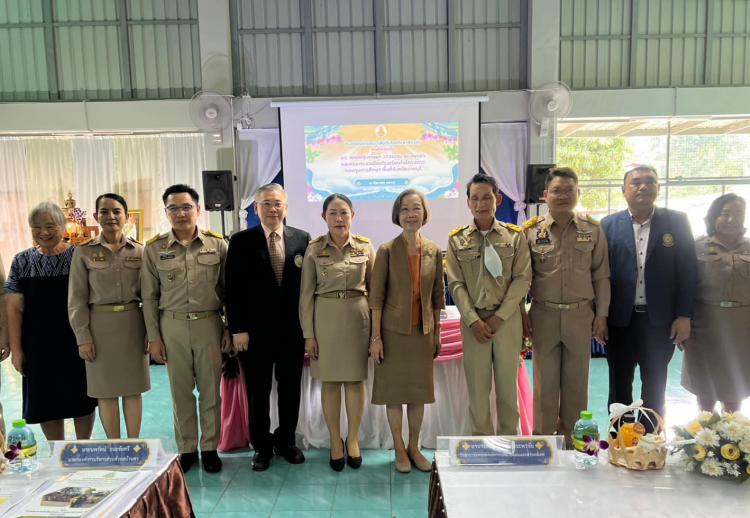 ให้การต้อนรับ ดร.คุณหญิงกษมา วรวรรณ ณ อยุธยา อาสาสมัครส่วนกลางโครงการกองทุนการศึกษา ที่ได้ลงพื้นที่ตรวจเยี่ยมและติดตามผลการดำเนินงานโรงเรียนในโครงการกองทุนการศึกษา จังหวัดราชบุรี 