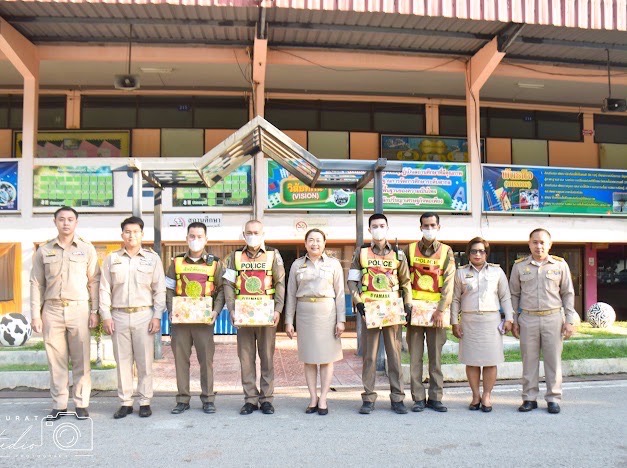 การมอบของขวัญและสวัสดีปีใหม่ให้แก่เจ้าหน้าที่ตำรวจจากสถานีตำรวจภูธรอำเภอจอมบึง