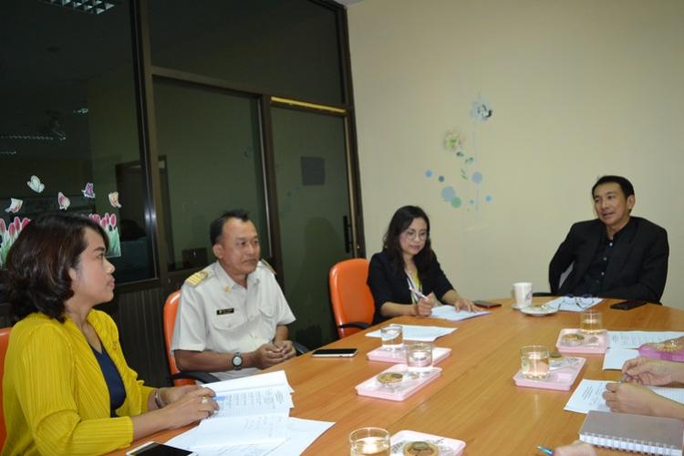 ต้อนรับ รับรายงานตัว และชี้แจงรายละเอียดต่างๆให้แก่นักศึกษาปริญญาเอก  ที่มาฝึกปฏิบัติวิชาชีพการบริหารการศึกษาในสำนักงาน