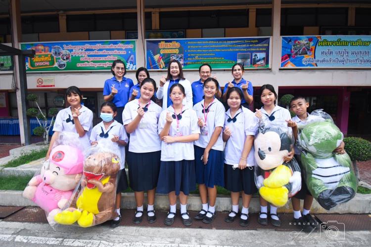 การมอบรางวัลให้กับนักเรียนที่เข้าร่วมโครงการ “ฝากปุ๊บ รับสติ๊กเกอร์ปั๊บ”