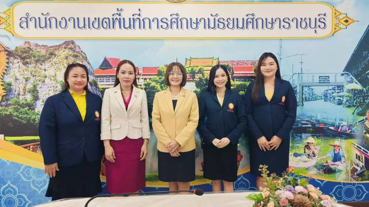 ผู้บริหารพี่เลี้ยง พบปะพูดคุยกับนักศึกษาปริญญาโท การฝึกปฏิบัติการวิชาชีพบริหารการศึกษาของนักศึกษา ในโอกาสจบการฝึกปฏิบัติการวิชาชีพ