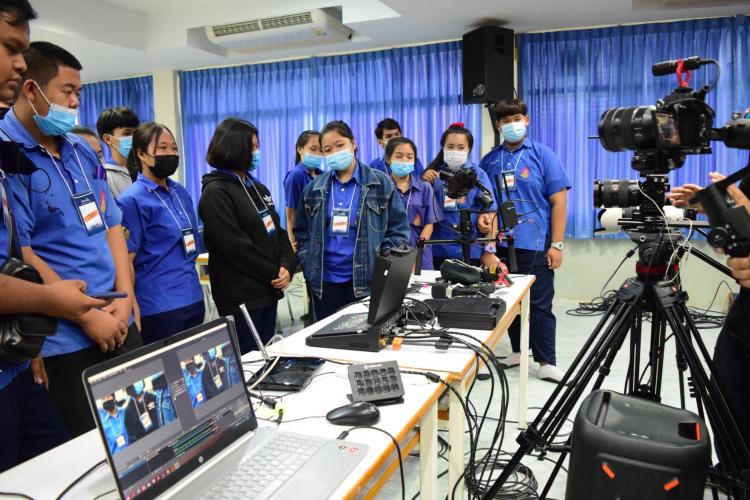 โครงการสอนทำกราฟิกและการทำสตรีมมิ่งไลฟ์สด