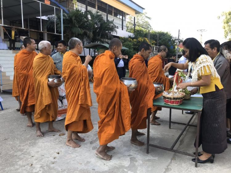 พิธีทำบุญตักบาตรข้าวสาร อาหารแห้งแด่พระสงฆ์ เพื่อถวายเป็นพระราชกุศล พระบาทสมเด็จพระบรมชนกาธิเบศรมหาภูมิพลอดุลยเดชมหาราชบรมนาถบพิตร เนื่องในวันพ่อแห่งชาติ ๕ ธันวาคม ๒๕๖๒