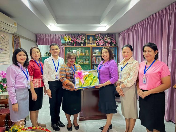 การมอบกระเช้าสวัสดีปีใหม่ เพื่อขอพรและอวยพรแด่ท่านผู้อำนวยการ และรองผู้อำนวยการ เนื่องในเทศกาลวันขึ้นปีใหม่ พ.ศ. 2568 