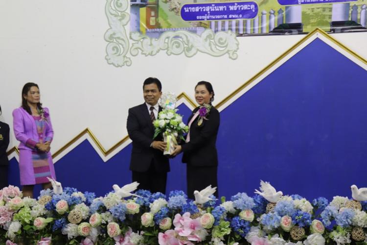 ผอ.สพม.8 ร่วมแสดงความยินดีกับนางนิสา  บรรจงการ ในโอกาสที่เดินทางมารับตำแหน่งผู้อำนวยการสำนักงานเขตพื้นที่การศึกษามัธยมศึกษา เขต 9 นางสาวสุนันทา  พร้าวตะคุ และนายอุทัย  ก่งเซ่ง ตำแหน่งรองผู้อำนวยการสำนักงานเขตพื้นที่การศึกษามัธยมศึกษา เขต 9