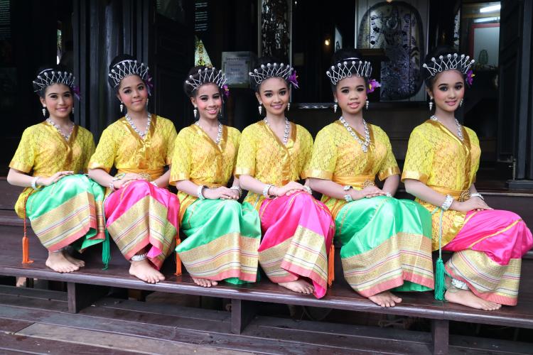 พิธีรดน้ำนมฝ้าย และพิธีมอบทุนการศึกษาปีการศึกษา 2561 พระครูพิทักษ์ศิลปาคม เจ้าอาวาสวัดขนอน (หนังใหญ่)