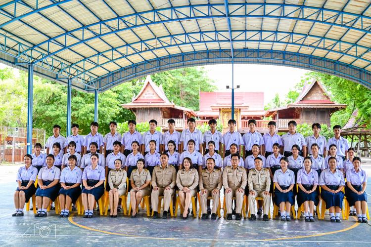 กิจกรรมถ่ายภาพหมู่ให้แก่คณะผู้บริหาร ครู และนักเรียนระดับชั้นมัธยมศึกษาปีที่ 3 และ 6 