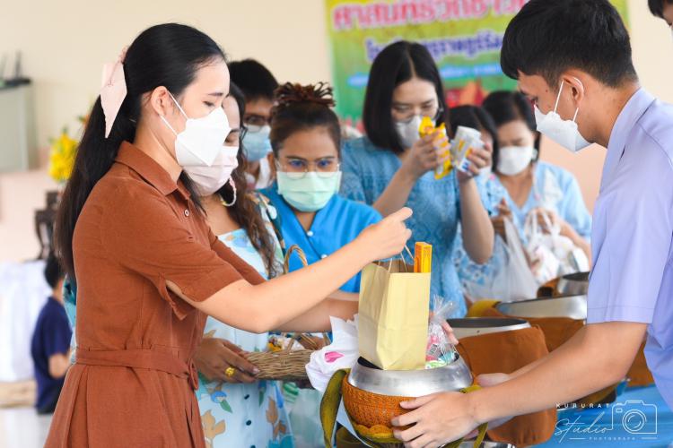 กิจกรรมทำบุญตักบาตรในโครงการศาสนพิธีวิถีชาวพุทธ