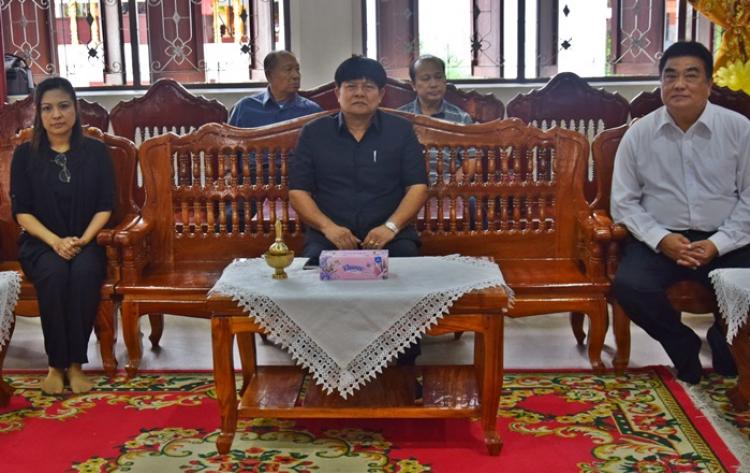 ร่วมพิธีรดน้ำศพ ร.ต.มนตรี เดชคลัง พี่ชาย ของนางชนิดาภา  เดชคลัง ผู้อำนวยการกลุ่มอำนวยการ สังกัดสำนักงานเขตพื้นที่การศึกษามัธยมศึกษาเขต 8