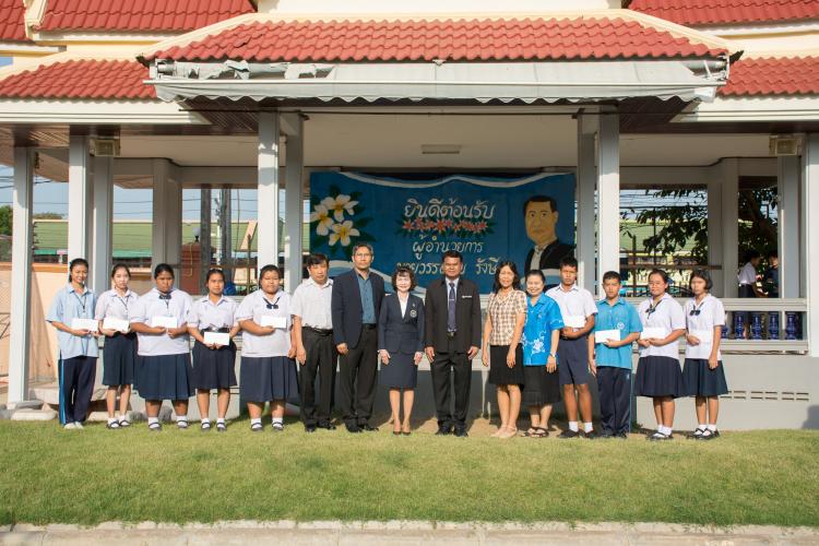 การมอบทุนการศึกษาโดย สมาคมศิษย์เก่า ครูและผู้ปกครอง  โรงเรียนรัตนราษฎร์บำรุง 