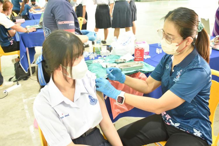 การให้บริการฉีดวัคซีนป้องกันโรคมะเร็งปากมดลูกจากโรงพยาบาลสมเด็จพระยุพราชจอมบึง