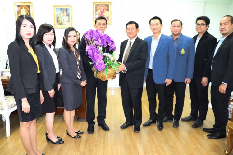 มอบช่อดอกไม้เพื่อแสดงความยินดี กับ นายอำนาจ วิชยานุวัติ ในโอกาสเข้ารับตำแหน่งเลขาธิการคณะกรรมการการศึกษาขั้นพื้นฐาน กระทรวงศึกษาธิการ (เลขาธิการ กพฐ.)