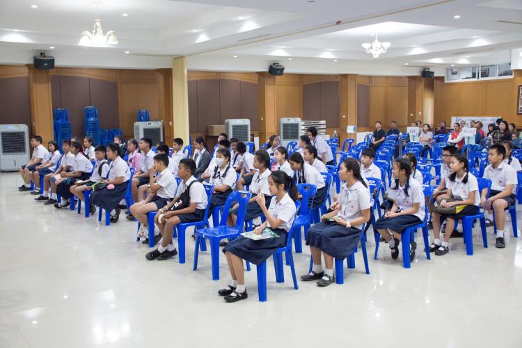 การรายงานตัวและมอบตัวนักเรียนห้องเรียนพิเศษชั้น ม.1 และ ม.4