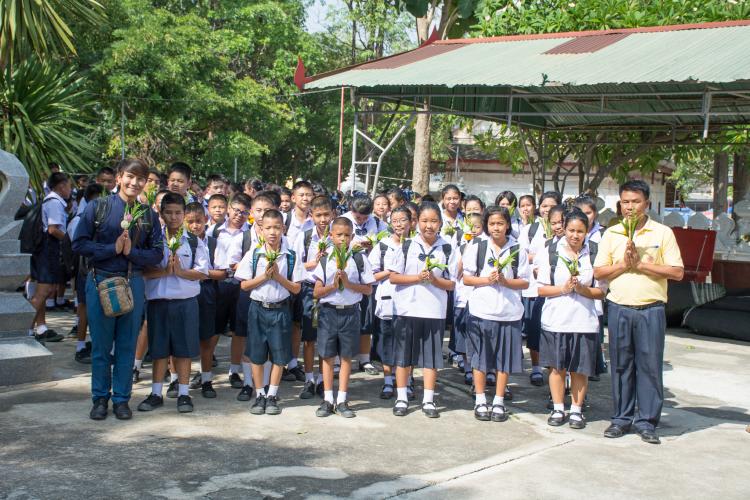 กิจกรรมทำบุญตักบาตรฟังธรรมและเวียนเทียนเนื่องในวันวิสาขบูชา