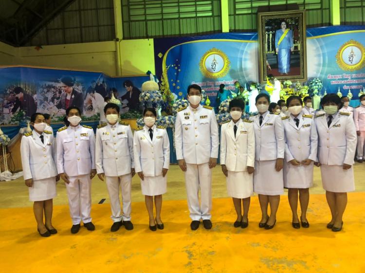 พิธีทำบุญตักบาตร พิธีถวายเครื่องราชสักการะ วางพานพุ่ม และพิธีจุดเทียนถวายพระพรชัยมงคล 