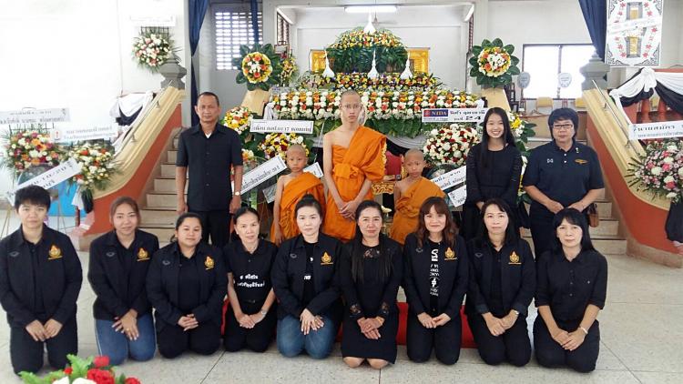 ร่วมพิธีฌาปนกิจศพ มารดาของนางวันทนา  เกษมสิทธิ์ เจ้าพนักงานการเงินและบัญชีชำนาญงาน สำนักงานเขตพื้นที่การศึกษามัธยมศึกษาเขต 8 ที่เสียชีวิต  